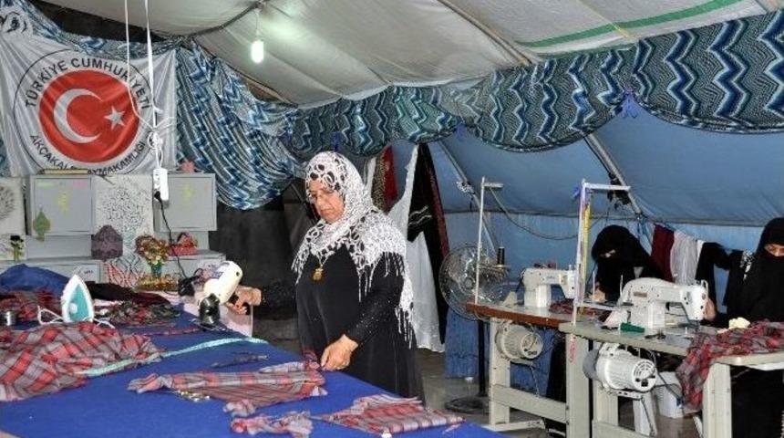 &Ccedil;adır Kentte Kışlık Kıyafet Dikimine Başlandı