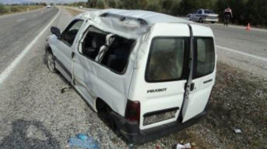 Beyşehir&rsquo;de Hafif Ticari Ara&ccedil; Takla Attı: İki Yaralı