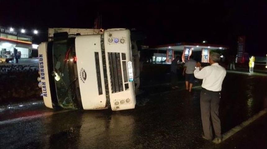 Tır Devrildi, Şeker Pancarları Yola Savruldu