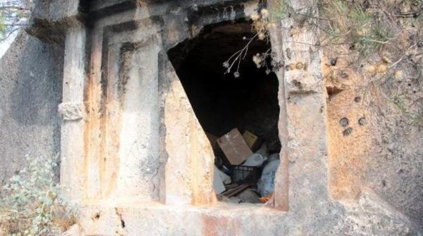 2 Bin 400 Yıllık Kaya Mezarlar Depo Oldu