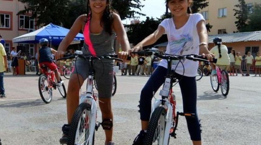 Mersin'de &Ouml;ğrencilere Bisiklet Dağıtıldı