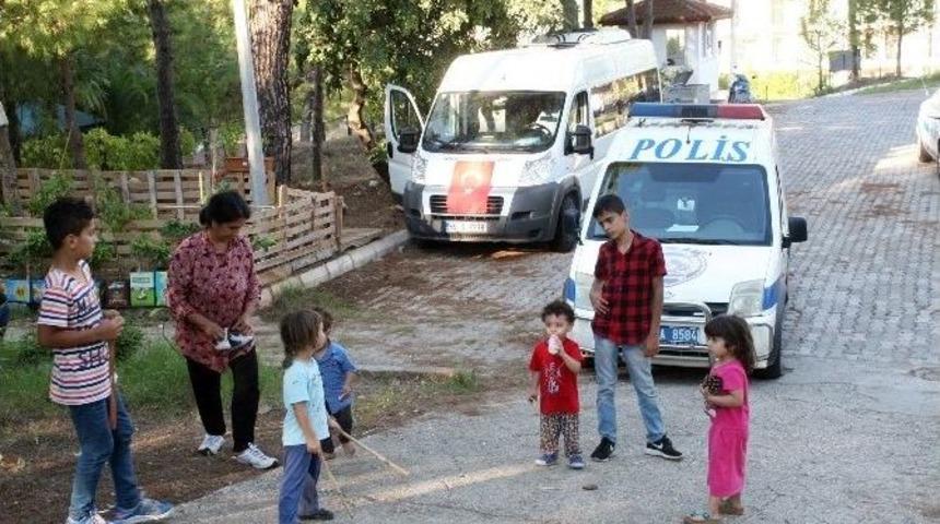 Polisi G&ouml;ren Minib&uuml;s Şof&ouml;r&uuml; G&ouml;&ccedil;menleri Bırakıp Ka&ccedil;tı