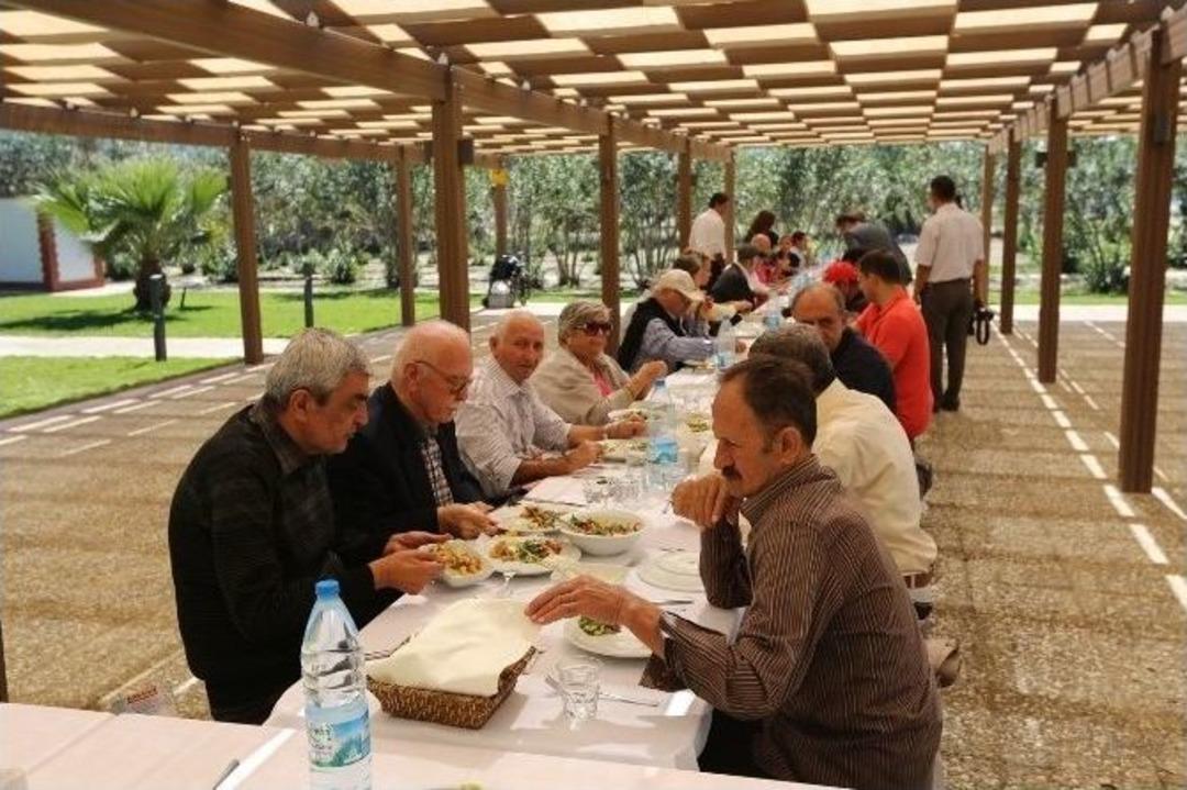 Sel&ccedil;uk Belediyesi&rsquo;nden Yaşlılarla Pamucak&rsquo;ta Mangal Keyfi