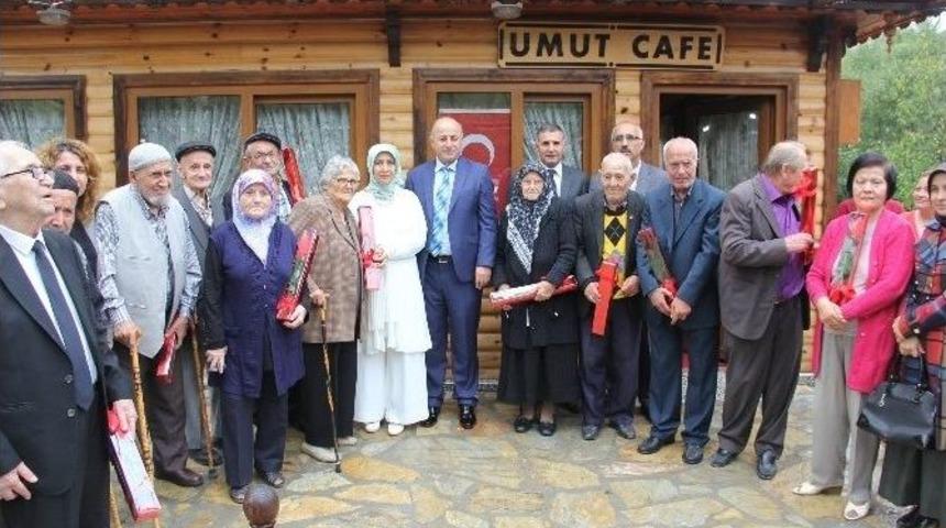 Vali Azizoğlu&rsquo; Huzurevi Sakinleriyle &Ccedil;ay Sohbetinde Buluştu