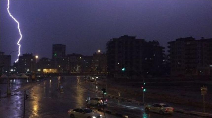 Gaziantep&rsquo;te Şimşeklerin Dansı Geceyi Aydınlattı