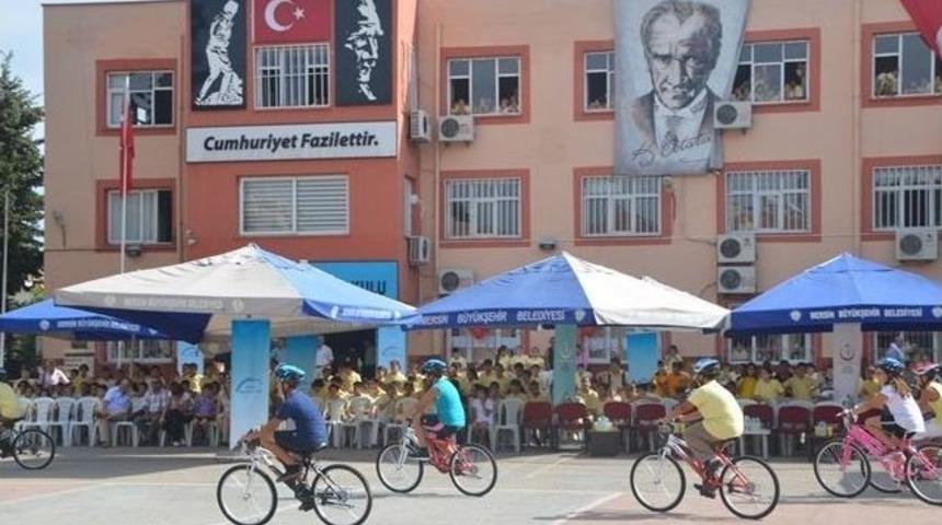 Mersin&rsquo;de &Ouml;ğrencilere Bisiklet Dağıtıldı