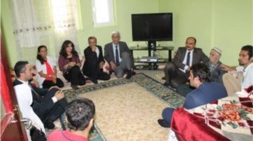 Hakkari&rsquo;de Yaşlılara Anlamlı Ziyaret