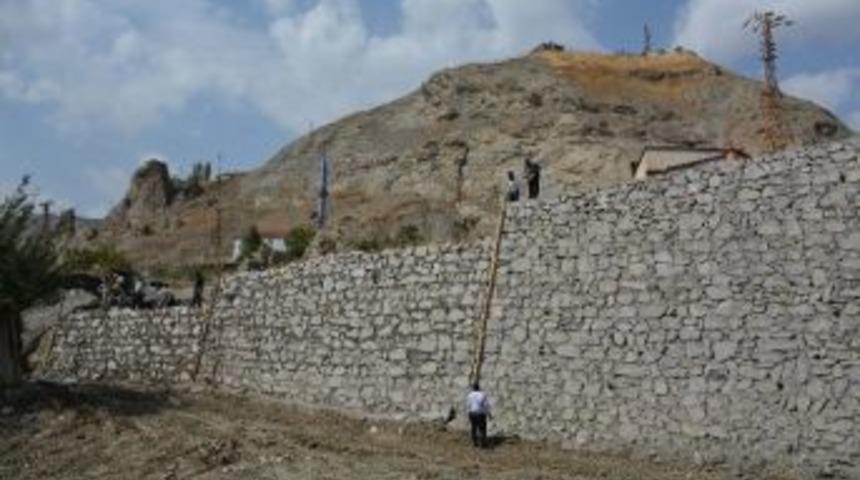 Hakkari Belediyesi&rsquo;nden İstinat Duvarı &Ccedil;alışması