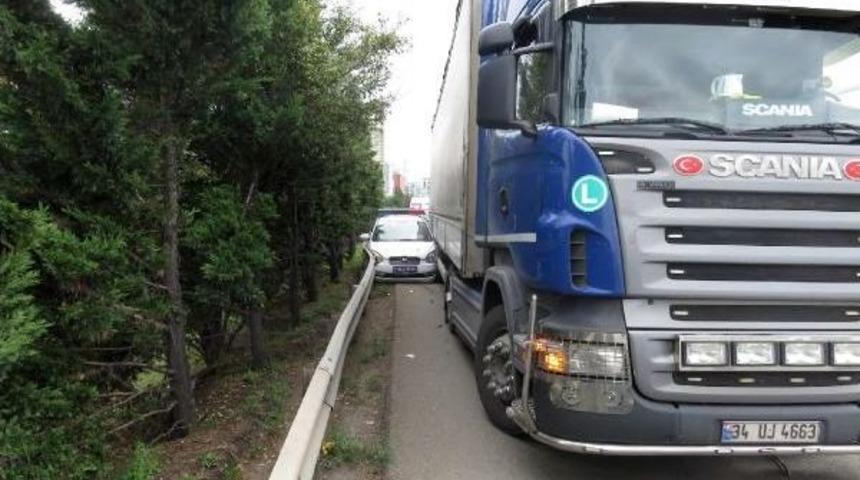 Polis Aracı Tır'la Bariyer Arasında Sıkıştı