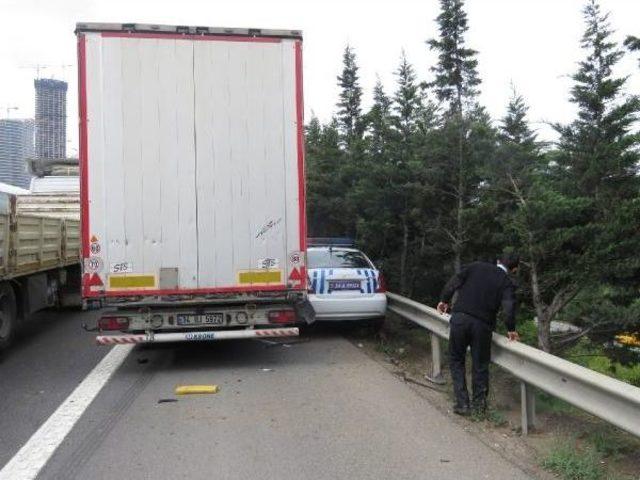 Polis Aracı Tır'la Bariyer Arasında Sıkıştı