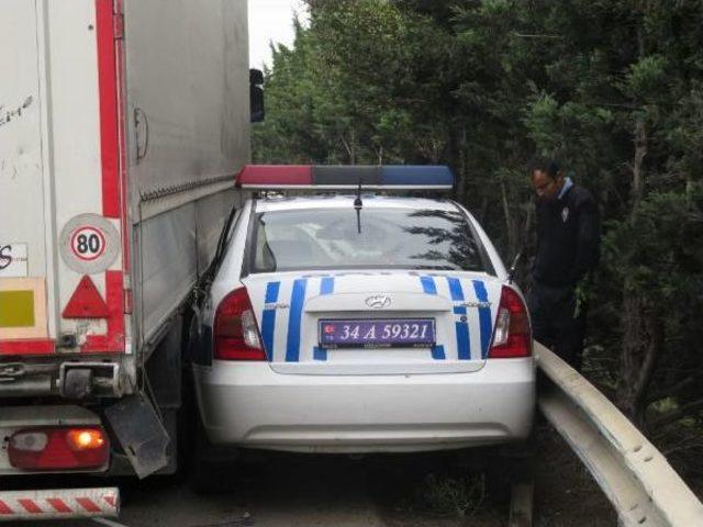 Polis Aracı Tır'la Bariyer Arasında Sıkıştı