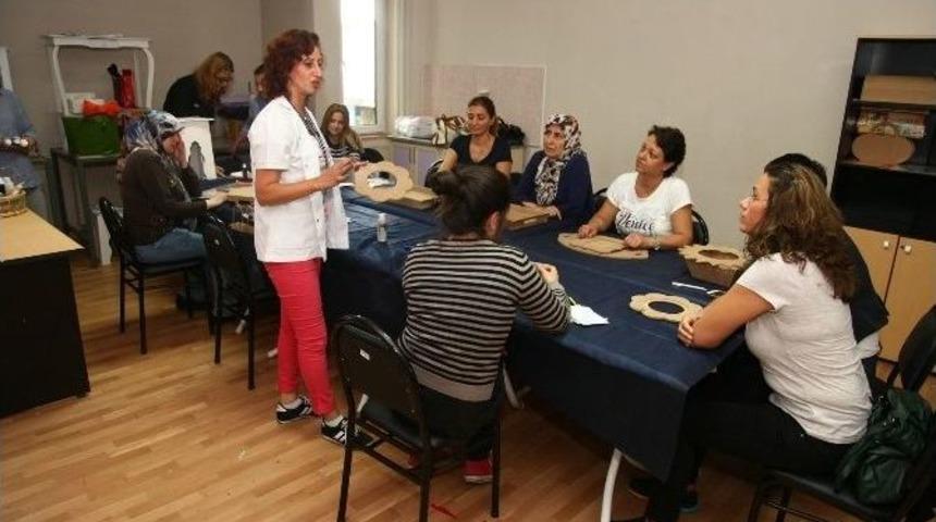 Hem &Uuml;retiyorlar, Hem Ev Ekonomisine Katkı Sağlıyorlar