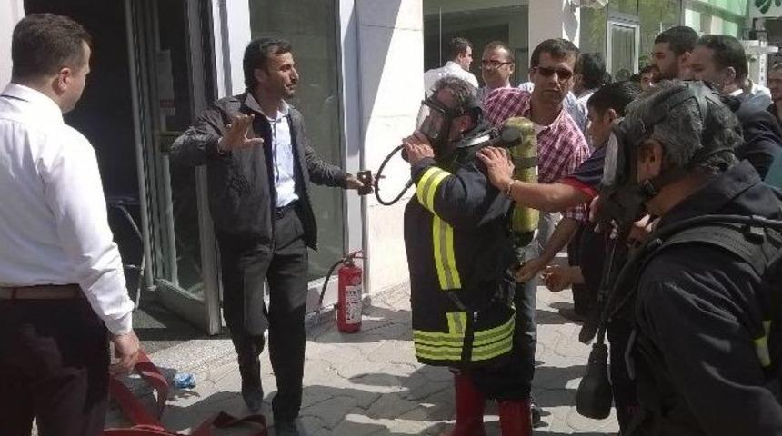 Bankada &Ccedil;ıkan Yangında 3 Kişi Dumandan Zehirlendi