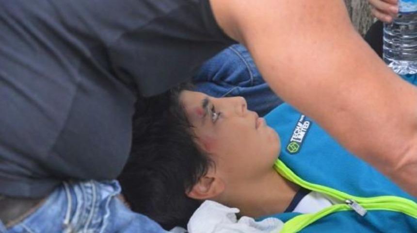 Trafiğe Kapalı Yolda &Ccedil;arptığı Minik Futbolcunun Bacağını Kırdı