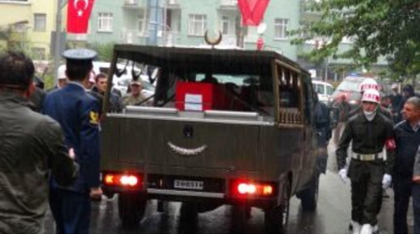 Malatyalı Şehidin Cenazesi Baba Evinde