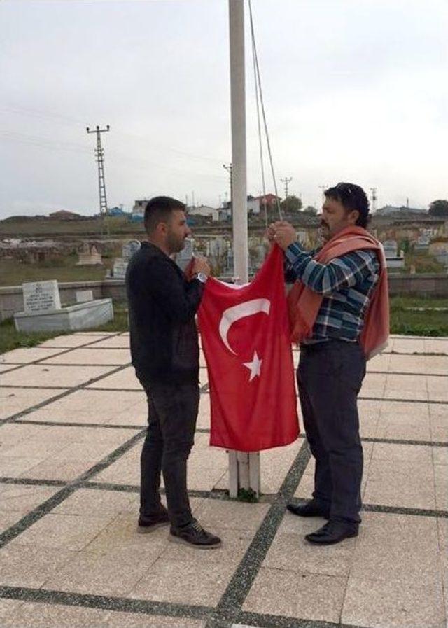 Şehitlikteki Türk Bayrağı Yenisiyle Değiştirildi