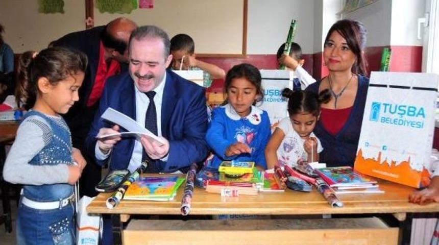 Van'da Belediyeden 2 Bin &Ouml;ğrenciye Kırtasiye Yardımı