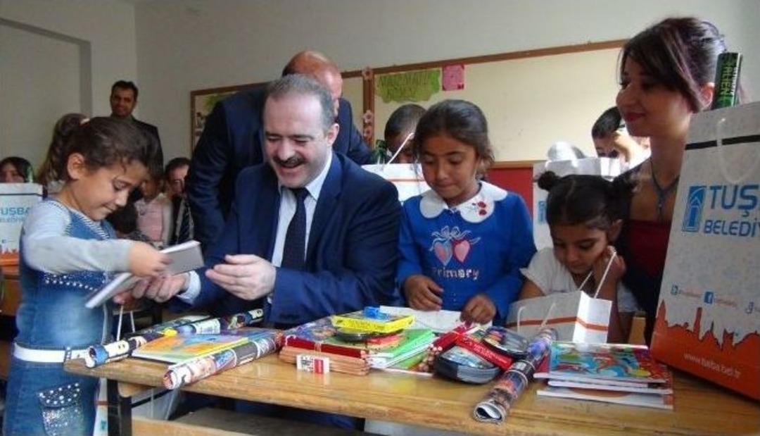 Tuşba Belediyesi&rsquo;nden 3 Bin &Ouml;ğrenciye Kırtasiye Yardımı