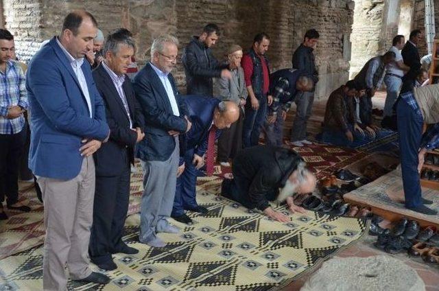 Başpiskopos Ayasofya’da Cuma Namazı Kıldı