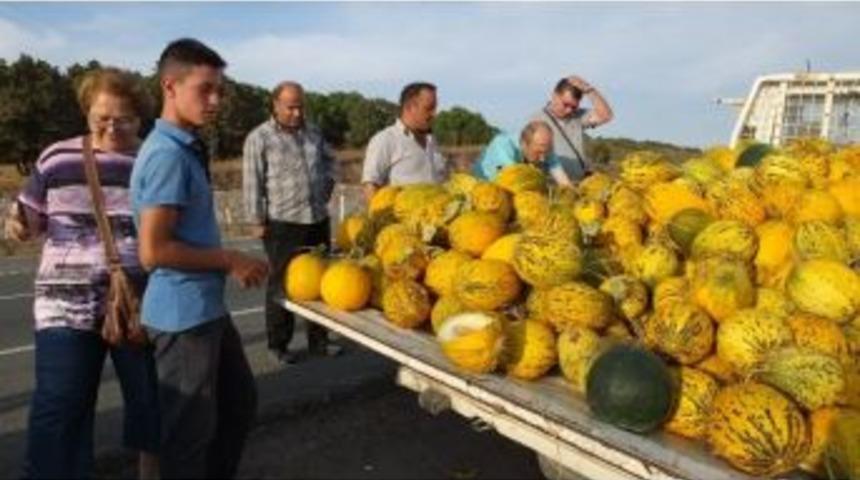 Balıkesir&rsquo;de K&ouml;yl&uuml;ler Yol &Uuml;zerinde Kavun Pazarı Kurdu