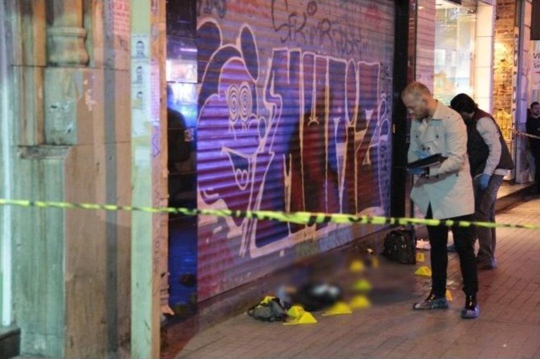 İstiklal Caddesinde İki Gen&ccedil;, Tek Kurşunla İntihar Etti