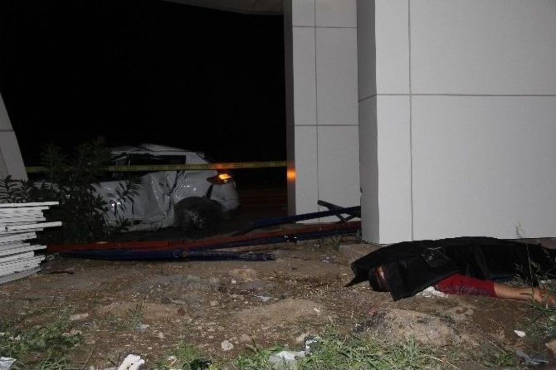 Alkoll&uuml; S&uuml;r&uuml;c&uuml; Otob&uuml;s Durağına Daldı, 1 &Ouml;l&uuml; 3 Yaralı