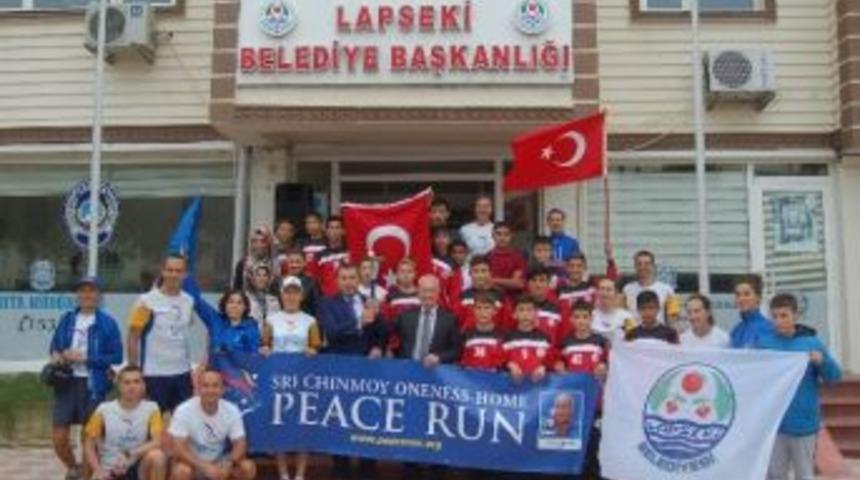 D&uuml;nya Barış Koşusu G&ouml;n&uuml;ll&uuml;leri Lapseki&rsquo;de