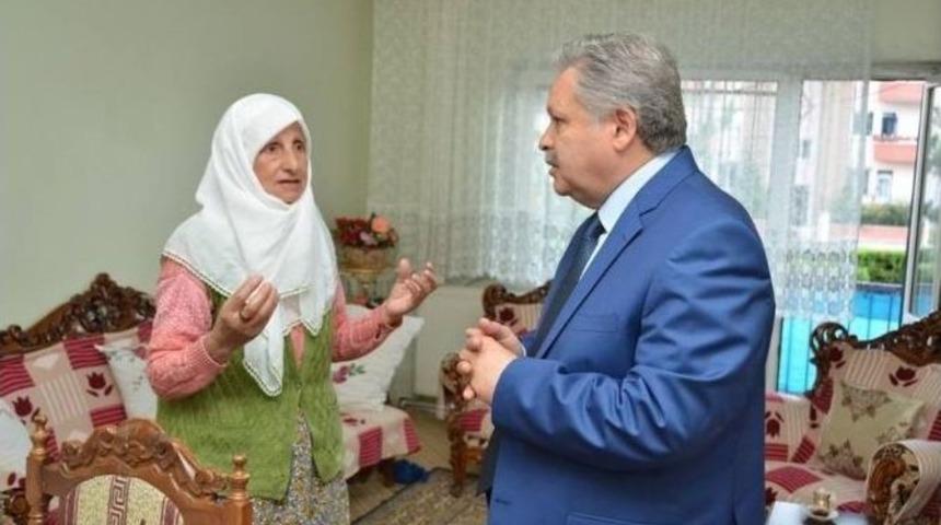 Vali Kahraman Makam Aracı İle &Ccedil;ocukları Gezdirdi