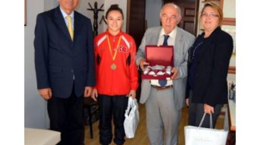 Gazeteciler Cemiyeti, Şampiyon İlknur Gedik&rsquo;i Altınla &Ouml;d&uuml;llendirdi