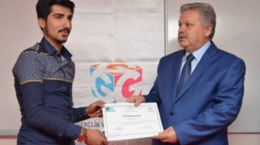 Gen&ccedil; Girişimciler Sertifikalarını Vali Kahraman&rsquo;dan Aldı