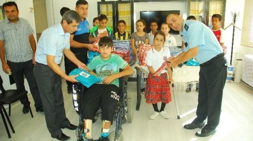Manavgat Polisi&rsquo;nden &Ouml;ğrencilere Kırtasiye Desteği