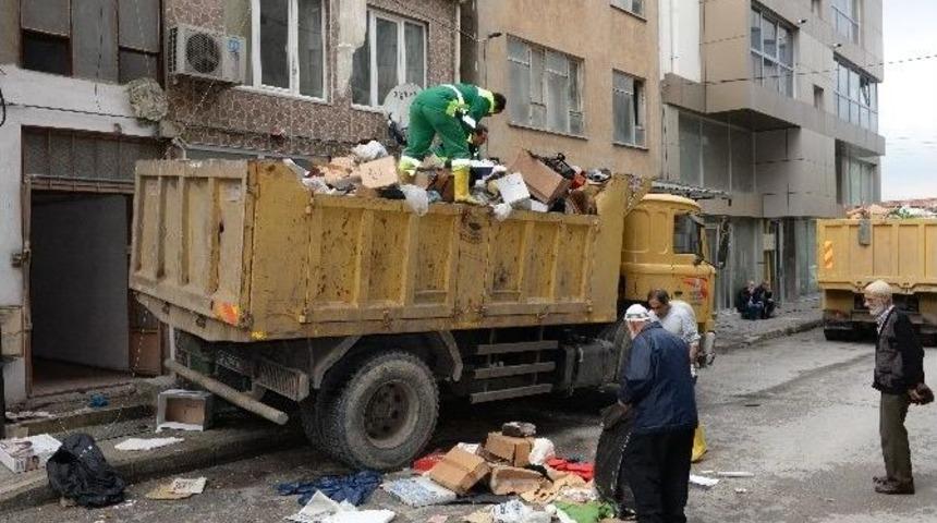 Bursa&rsquo;da İki Evden 15 Kamyon &Ccedil;&ouml;p &Ccedil;ıktı