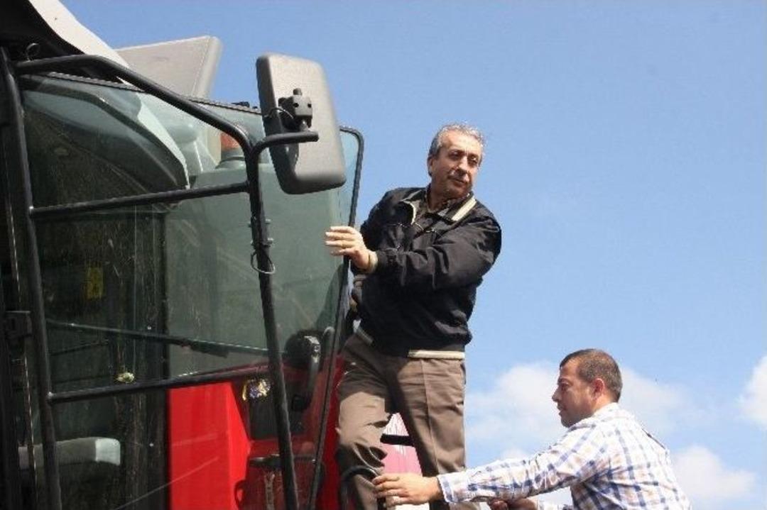 Eski Gıda Tarım Ve Hayvanlık Bakanı Eker, Bi&ccedil;erd&ouml;ver Kullandı, Ay&ccedil;i&ccedil;ek Hasadı Yaptı