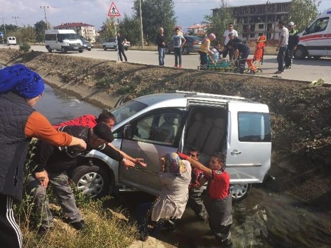 Su Kanalına U&ccedil;an Ara&ccedil;taki Fel&ccedil;li Adam Annesini G&ouml;r&uuml;nce Ağladı