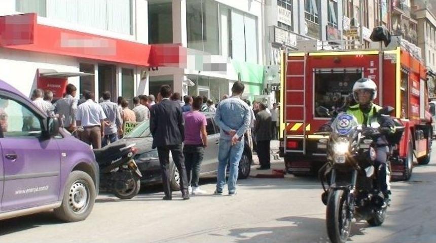 Banka Yangının Altından &Ccedil;alışan &Ccedil;ıktı