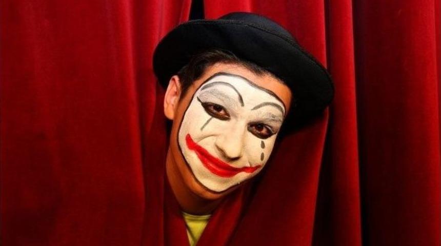 Kitap Ve Tabletlerin Savaşı Ekim’de Şehir Tiyatrosu’nda