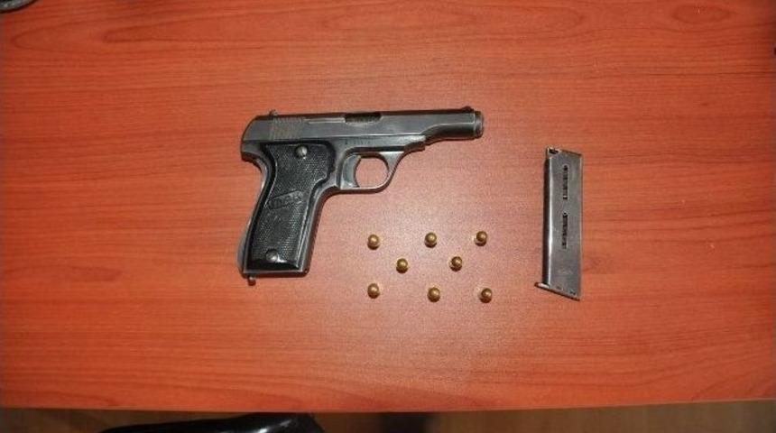 Uyuşturucu Ve Ruhsatsız Silahla Yakalanan 2 Kişiye G&ouml;zaltı