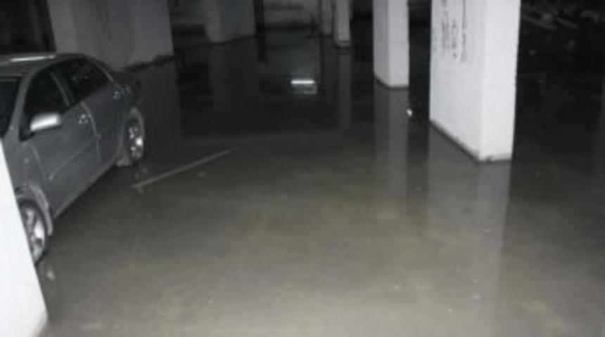 Termal Tesisin Havuzundan Sızan Su Otoparkı Bastı