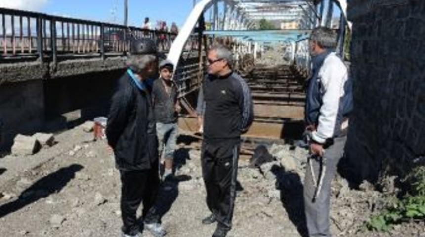 Vali Deniz, Tarihi Demir K&ouml;pr&uuml;&rsquo;de İncelemede Bulundu