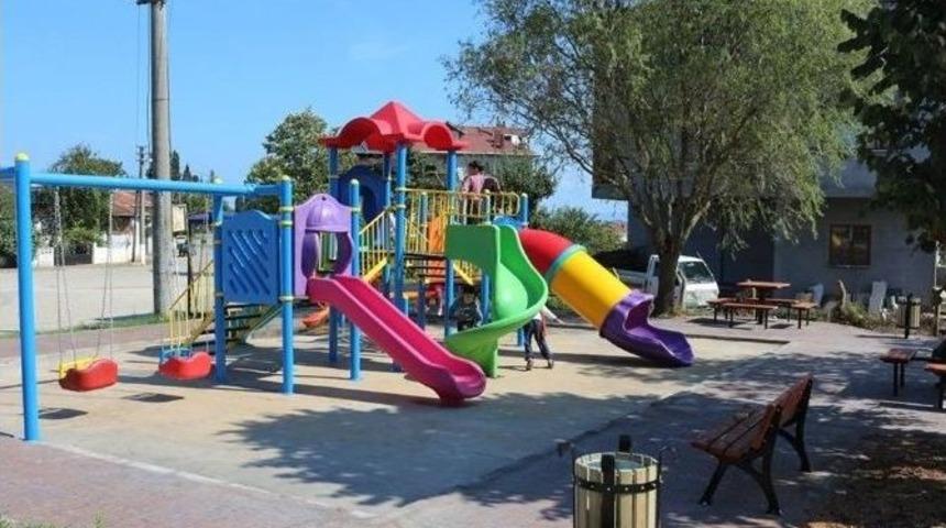 Yukarı Mahalle Rıfat Ilgaz Caddesine &Ccedil;ocuk Parkı Kuruldu