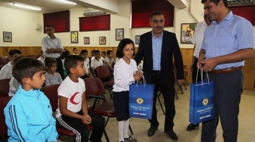 &Ccedil;elikcan&rsquo;dan &Ouml;ğrencilere Kırtasiye Yardımı