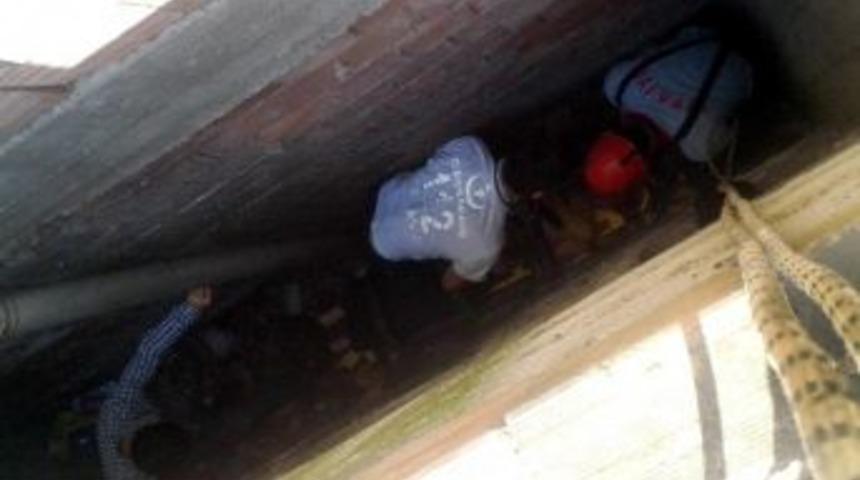 Terk Edilen Evin Havalandırma Boşluğuna D&uuml;şen Gen&ccedil; Ağır Yaralandı