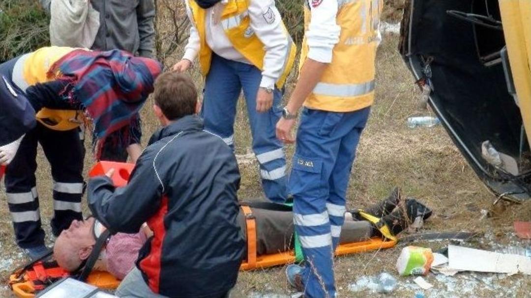 Kamyon Yan Yattı, Şof&ouml;r&uuml; Yaralandı