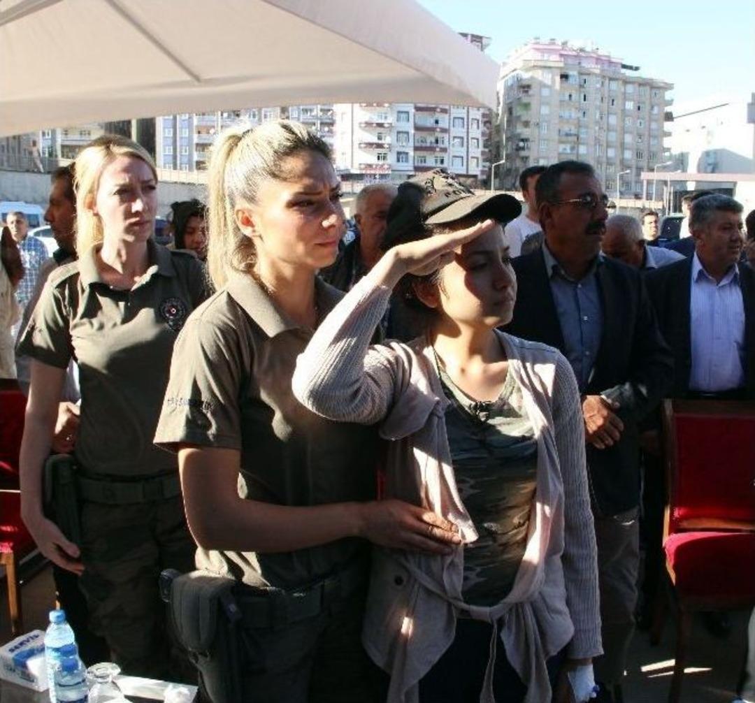 Şehidin Nişanlısından Selamlı Yolculama