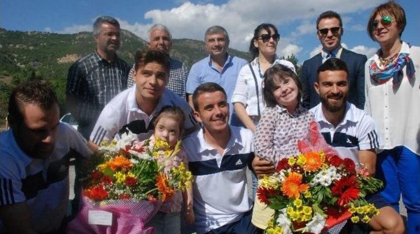 Down Sendromlu &Ccedil;ocuklardan Sivas Belediyespor&rsquo;a Karşılama