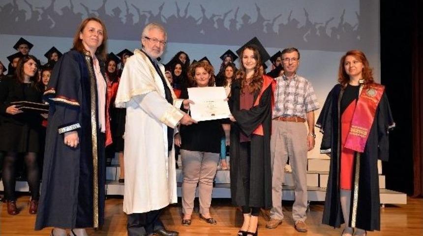 Sağlık Y&uuml;ksekokulu &Ouml;ğrencileri Diplomalarına Kavuştu
