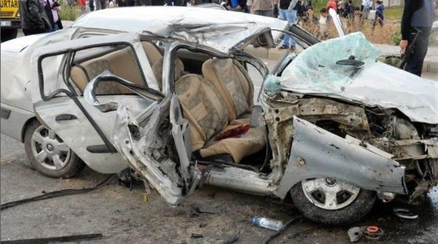 Ağrı&rsquo;da Otomobille Otob&uuml;s &Ccedil;arpıştı: 22 Yaralı