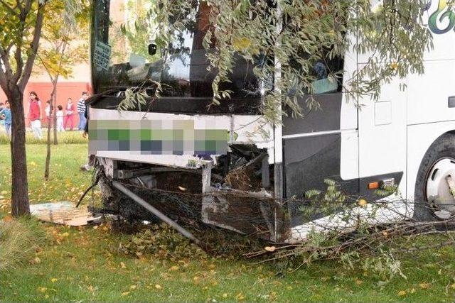 Ağrı&rsquo;da Otomobille Otob&uuml;s &Ccedil;arpıştı: 22 Yaralı 2