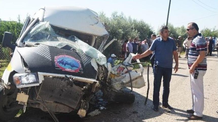 Adana’da Kamyon İle Minibüs Çarpıştı: 3 Yaralı