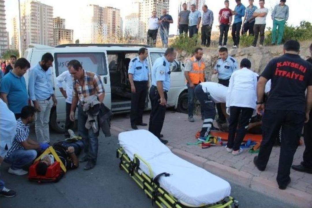 Kazayı G&ouml;rd&uuml; Telefona Sarıldı